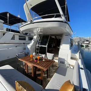 Yate Stv Hotel en barco Barcelona